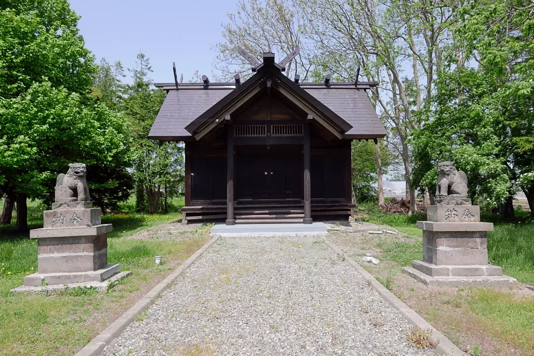 美原神社 狛犬と社殿