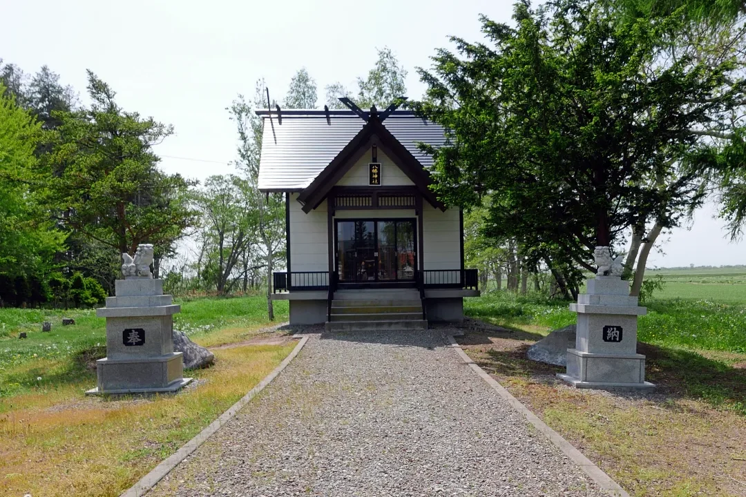 09_1020826 八幡神社 狛犬と社殿