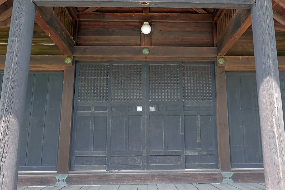 美原神社 拝殿の前