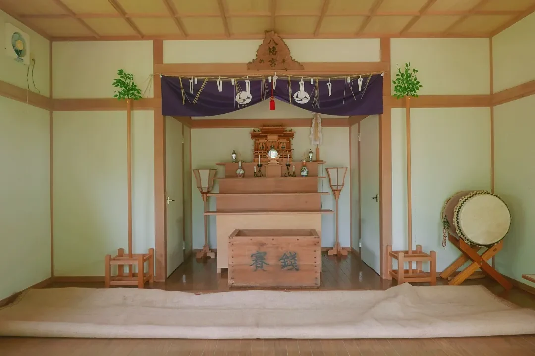 14_1020833 八幡神社 拝殿の中