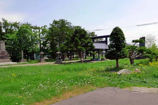 自治会館側から見た美原神社境内