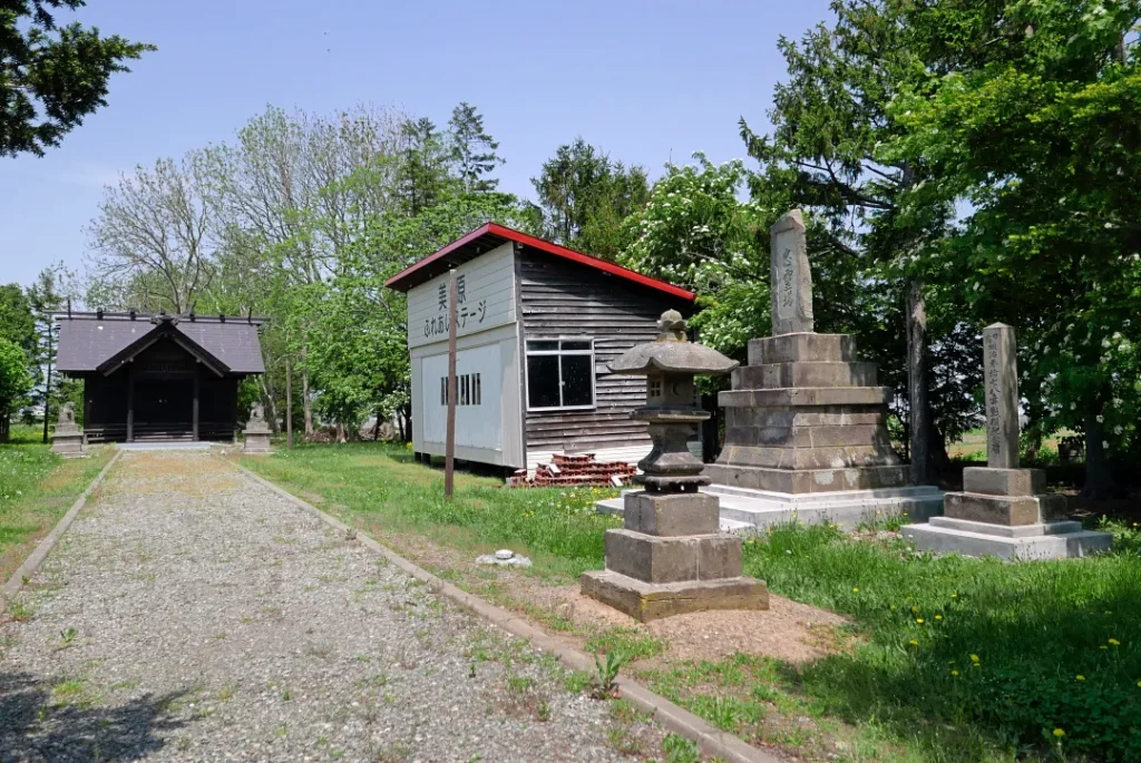 美原神社 境内右手奥の石碑群