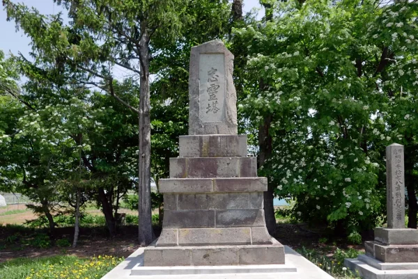 美原神社 忠霊塔